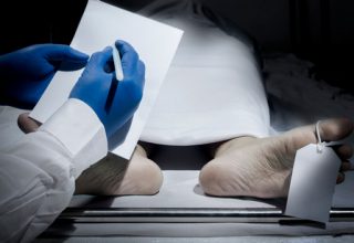 Asistenta identifică cadavrul uman acoperit cu un cearșaf și nam